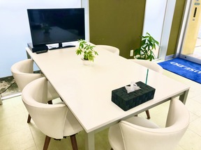 ハウスドゥ！株式会社田村ビルズ　熊本託麻店の白を基調とした接客スペースもございますの写真