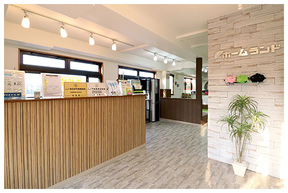 株式会社ホームランド 本店の店舗入口の写真