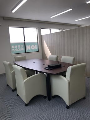 イエステーション 北章宅建株式会社　八雲店の店舗内観①の写真