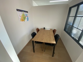 しずなび株式会社　藤枝店の店内の明るいお打ち合わせスペースでもお話しできます。の写真